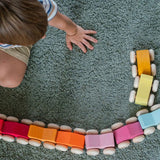 Kind am Spielen mit Stapel-Autos von Grimm's