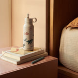 Liewood Trinkflasche Falk Modell Sea Creature an Bett stehend