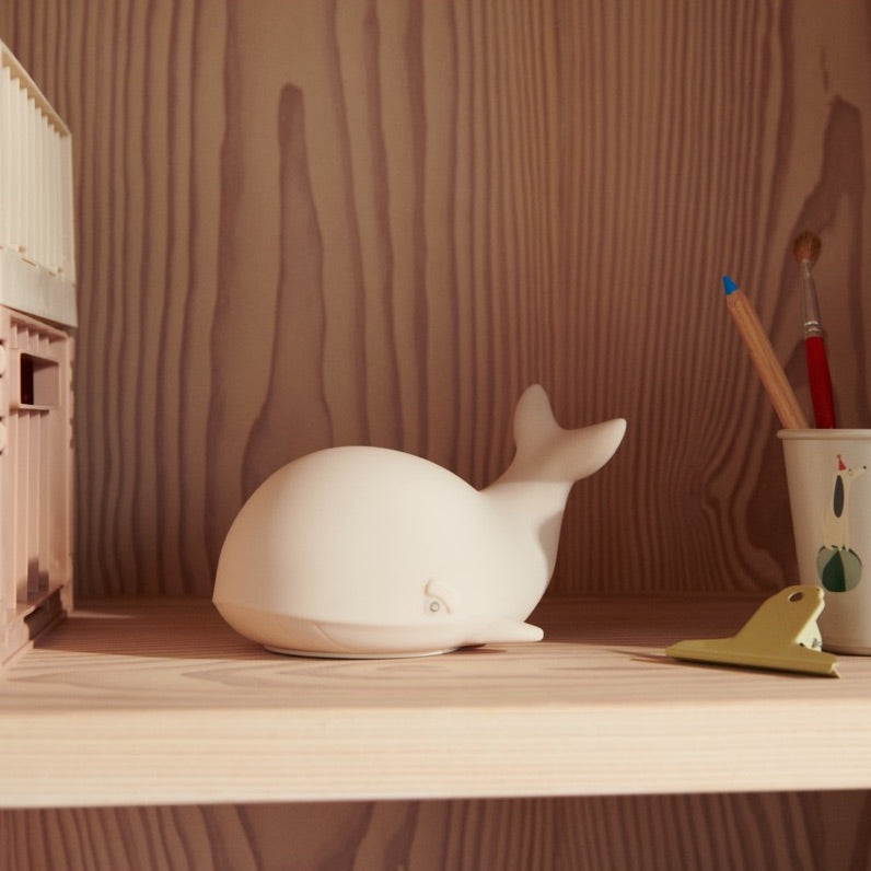 Nachtlicht Wal Winston von Liewood in Regal stehend