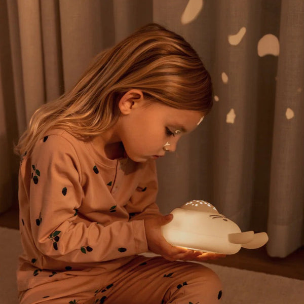 Sound- und Projektorlampe von Liewood_Hase_Sandy_mit Kind