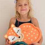 Kind mit Little Lights Fuchs Kinderlampe