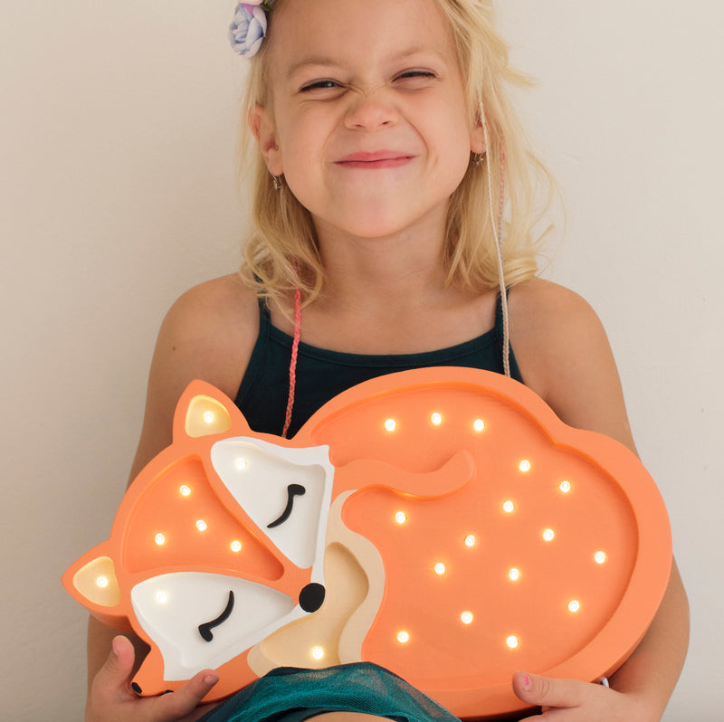 Kind mit Little Lights Fuchs Kinderlampe