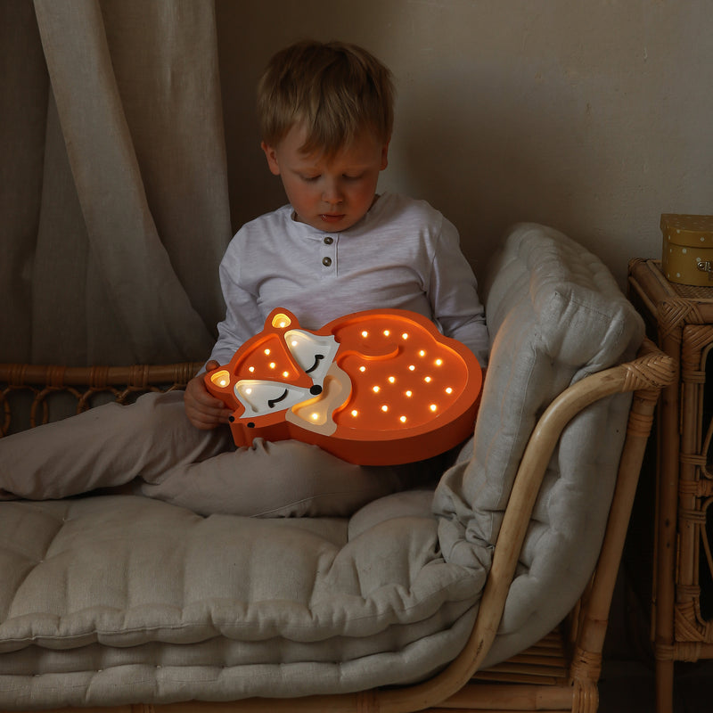 Little Lights Fuchs Kinderlampe mit Junge im Dunkeln