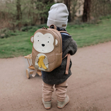 Kind trägt Kinderrucksack "Großer Affe Momo" von Little Who