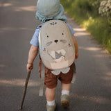 Kind mit Little Who Kinderrucksack Seerobbe Levi
