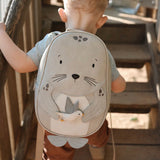 Kind mit Little Who Kinderrucksack Seerobbe Levi