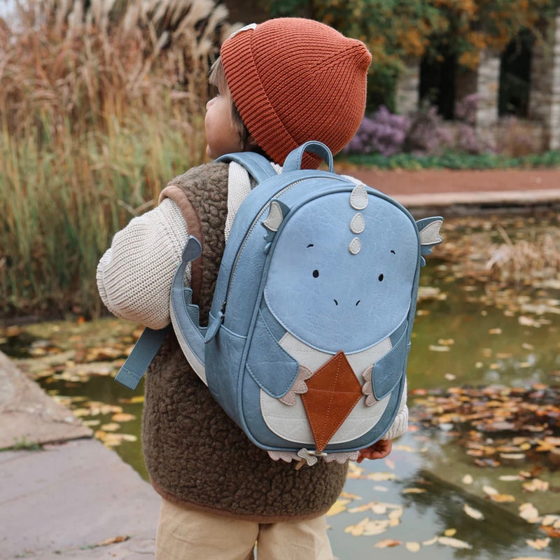 Kind mit Little Who Kinderrucksack "Großer Drache Snorre"