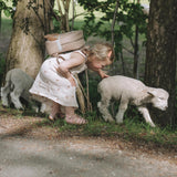 Kind mit Kinderrucksack Rakete Sunny von Little Who das ein Schaf streichelt
