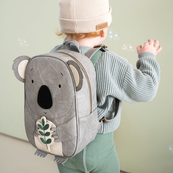 little-who-rucksack-kinder-kita-vegan-grosser-koala-knut-mit-kind-von-hinten