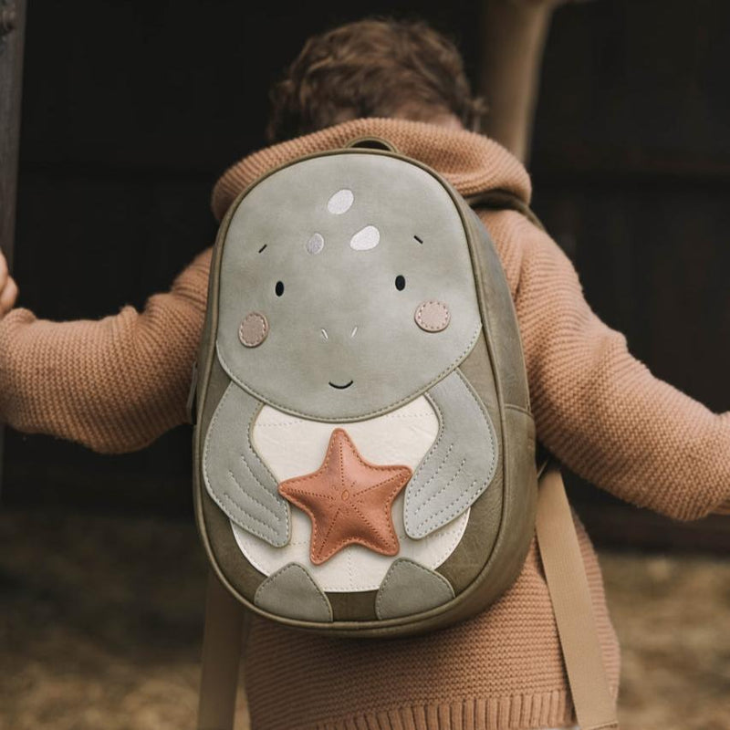 Kinderrucksack Schildkröte Marta von Little Who von Kind getragen