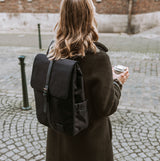 Frau mit Wickelrucksack Linea Black von Little Who