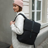 Frau mit Wickelrucksack Linea Black von Little Who