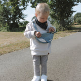 Kind auf Feldweg mit Umhängetasche Wal Anton von Little Who