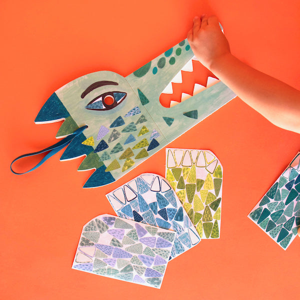 Kind am Basteln mit Bastelset "Be wild! Crocodile mask & stickers" von Londji