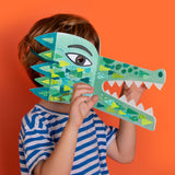 Kind mit Krokodilmaske von Bastelset "Be wild! Crocodile mask & stickers" von Londji