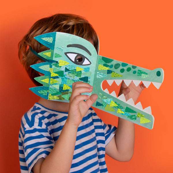 Kind mit Krokodilmaske von Bastelset "Be wild! Crocodile mask & stickers" von Londji