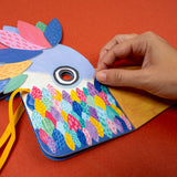 Kind beklebt Vogelmaske von "Be Wild! Bird Mask & Stickers" Bastelset von Londji