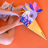 Kind bastelt an "Be Wild! Bird Mask & Stickers" Bastelset von Londji