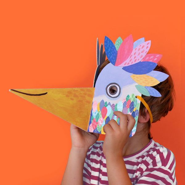 Kind trägt Vogelmaske von "Be Wild! Bird Mask & Stickers" Bastelset von Londji