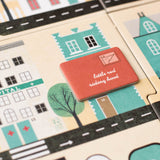 Detailansicht mit Postkarte von Beobachtungsspiel "Postman" von Londji
