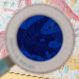 Detailansicht von Entdeckerpuzzle "Discover the Dinosaurs" von Londji mit Lupe