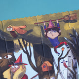 Detail des Londji Puzzle Magic World mit Hexenfigur auf einem Besen im Zauberwald