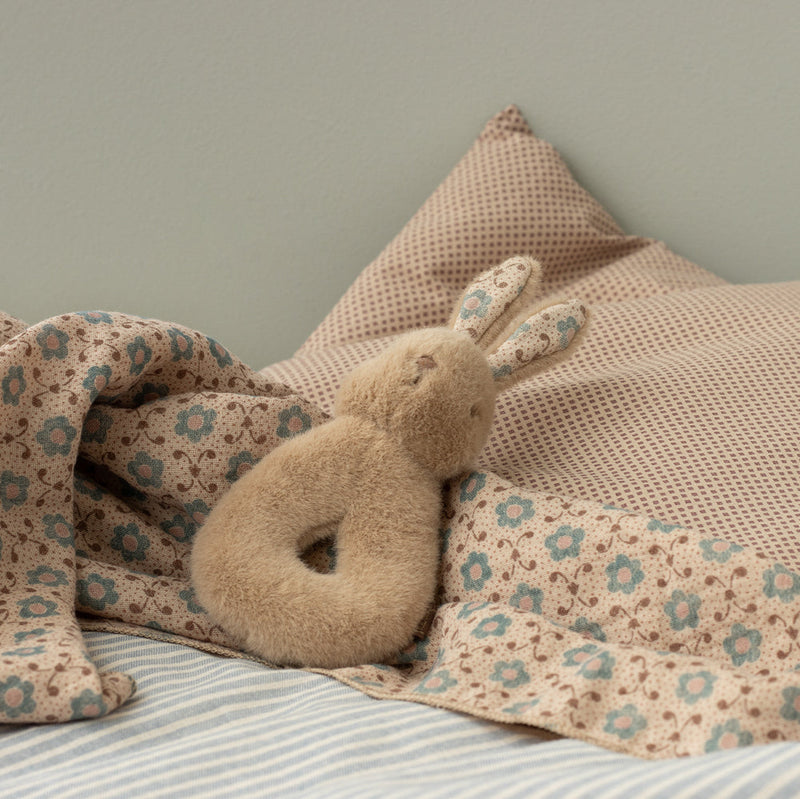 Kaninchen Rassel-Set von Maileg_Creme Pfirsich_im Bett