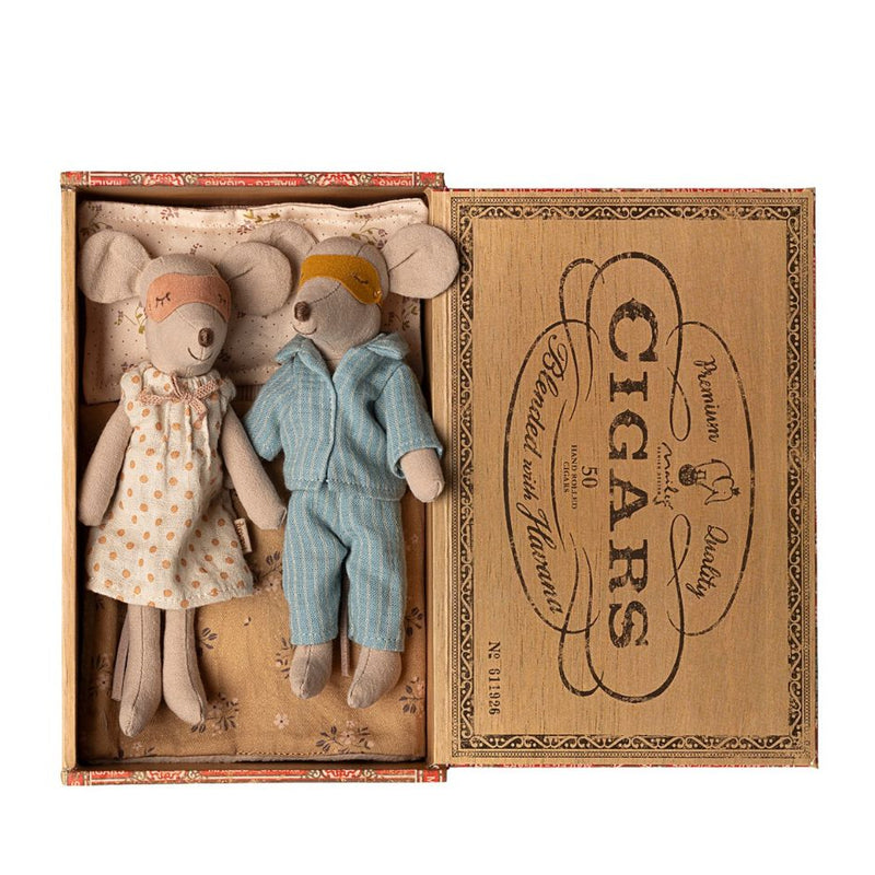 Mama und Papa Mäuse in der Zigarrenkiste von Maileg