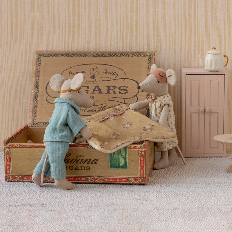 Mama und Papa Mäuse in der Zigarrenkiste von Maileg_03