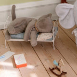 Schlafendes Plüschkätzchen von Maileg_medium-grau