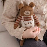 Kind hält Teddy aus Alpakawolle von Main Sauvage mit Schriftzug "Little Love"