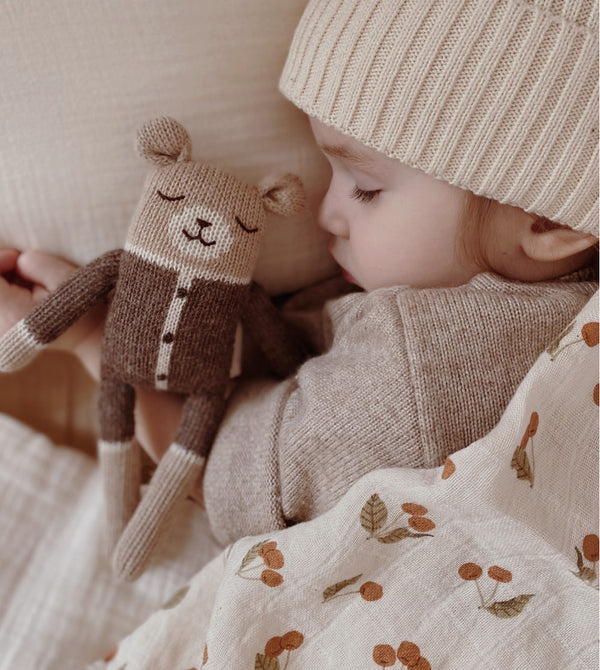 Kind mit Teddy von Main Sauvage in Mokka-Strampler aus Alpakawolle