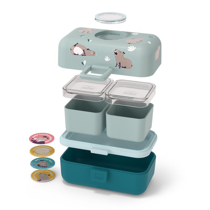 Türkise Bento-Box Lunchbox von monbento mit Wasserschwein-Motiv mit gestapelten Einzelteilen