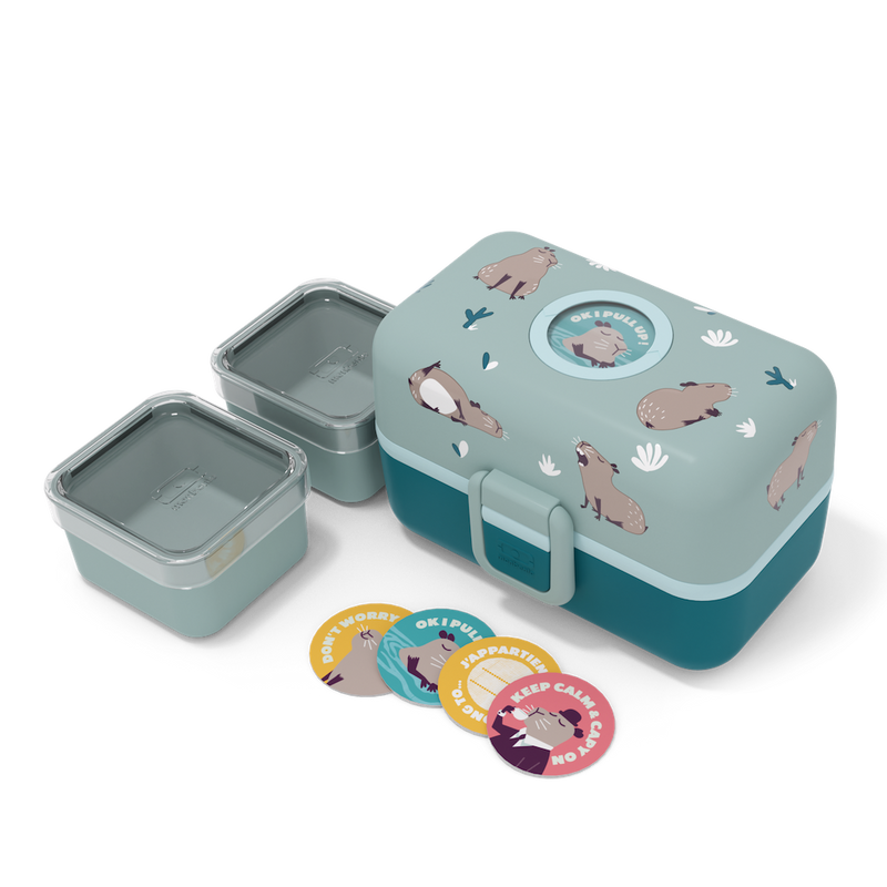 Geöffnete Türkise Bento-Box Lunchbox von monbento mit Wasserschwein-Motiv