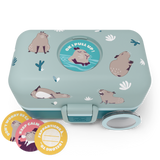 Schrägansicht von Türkise Bento-Box Lunchbox von monbento mit Wasserschwein-Motiv