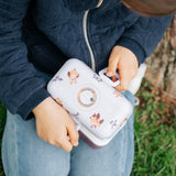 Kind mit Bento-Box Lunchbox von monbento in lila mit Eulen