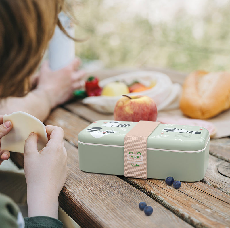 Kind mit Montento Lunchbox mit Waschbärenmotiv in minzgrün
