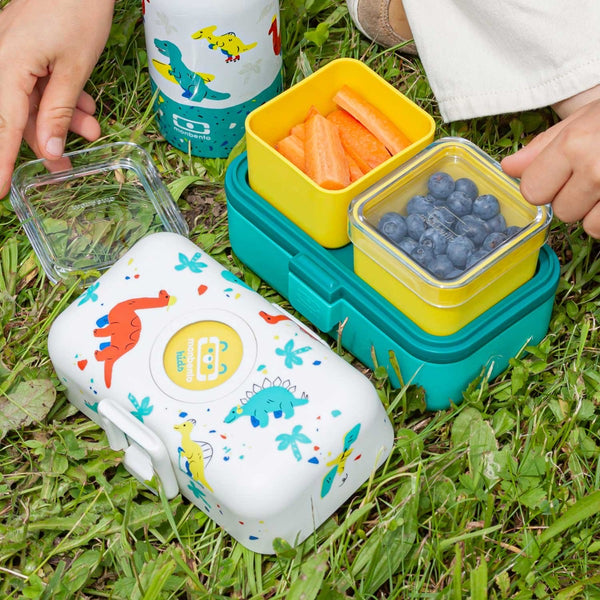 Kind mit Lunchbox Bento-Box von Monbento im Dinosaurier-Design