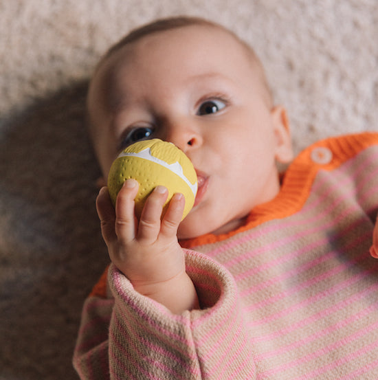 Baby mit Zitronen Baby-Sensorikball von Oli&Carol