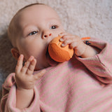 Baby mit Mandarinen Baby-Sensorikball von Oli&Carol