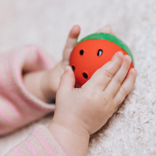 Babyhände mit Wassermelonen Baby-Sensorikball von Oli&Carol