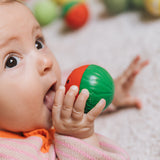 Baby mit Wassermelonen Baby-Sensorikball von Oli&Carol