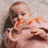 Baby mit Wassermelonen Baby-Sensorikball von Oli&Carol