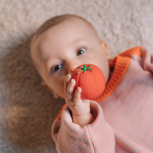 Kind mit Tomate von Baby Sensorikbällen "Veggie Salad" von Oli&Carol