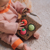 Baby mit Verpackung von Baby Sensorikbällen "Veggie Salad" von Oli&Carol