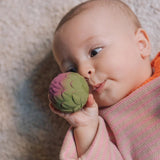 Kind mit Artischocke von Baby Sensorikbällen "Veggie Soup" von Oli & Carol