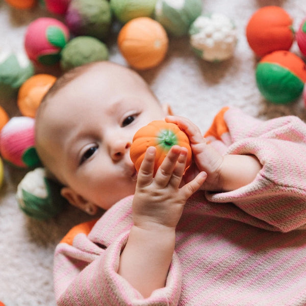 Kind mit Kürbis von Baby Sensorikbällen "Veggie Soup" von Oli & Carol