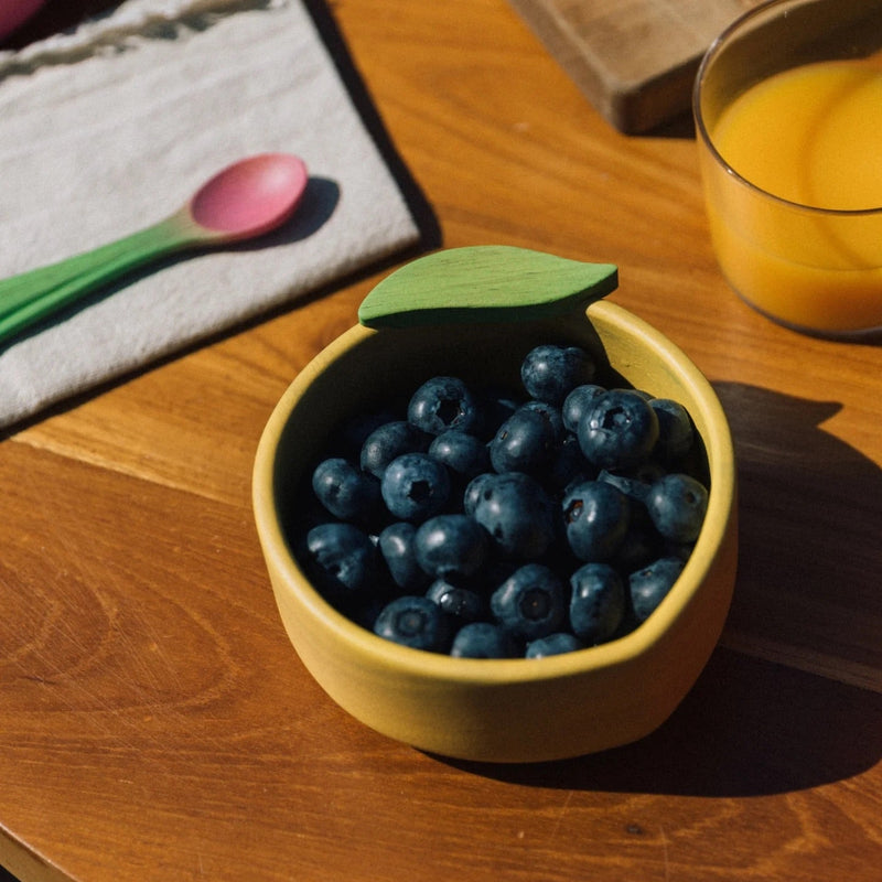 Schüssel Lou the Lemon von Oli&Carol gefüllt mit Heidelbeeren auf Tisch stehend