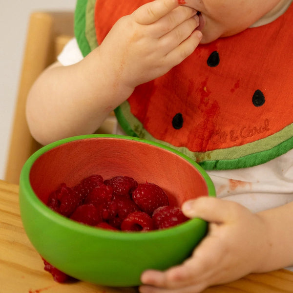 Kind  isst Himbeeren aus Holzschüssel Wally the Watermelon von Oli&Carol