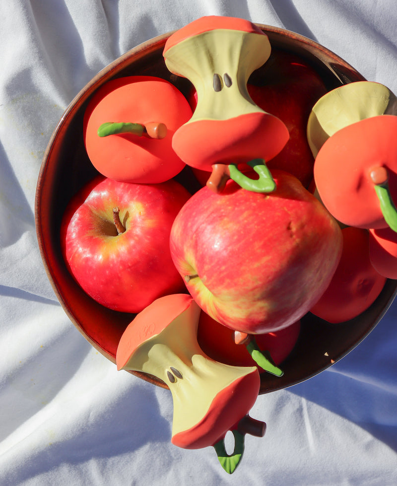 Beißspielzeug Pepa the Apple von Oli & Carol in Schüssel mit echten Äpfeln